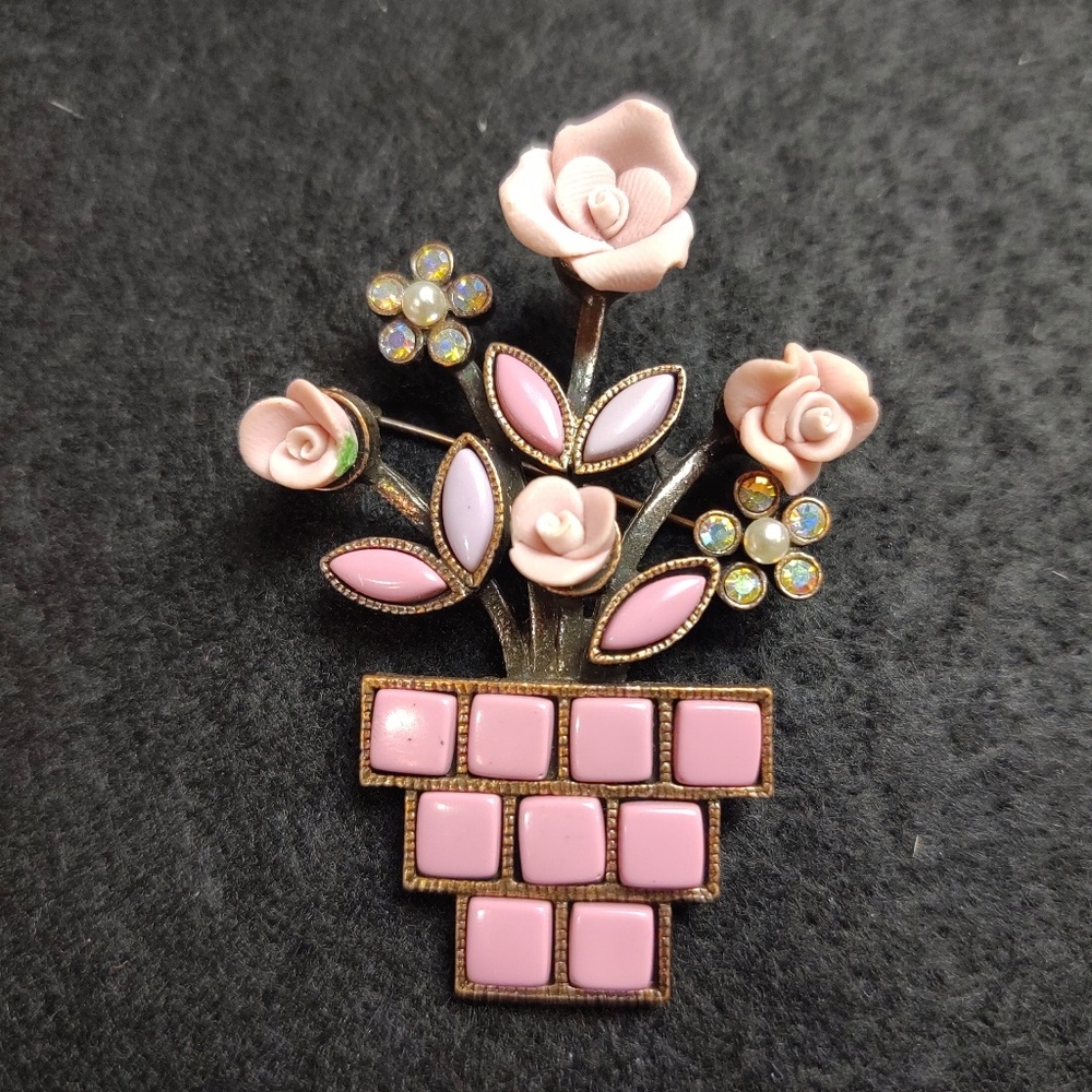 Greenwich Jewelers brooch
